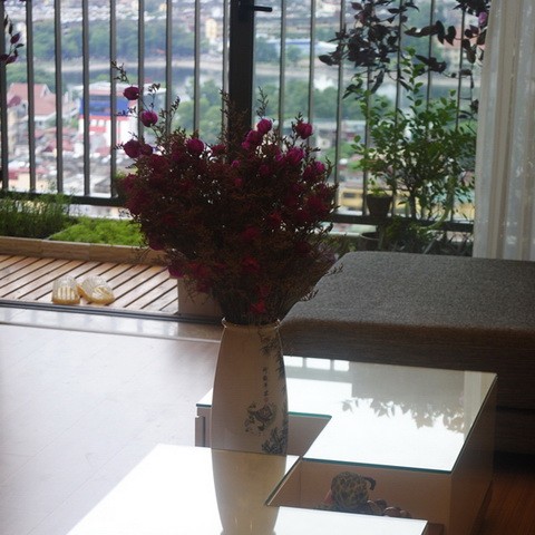 Những nhành hoa khô ấn tượng ngay chính giữa không gian phòng khách như lời chào thân thiện